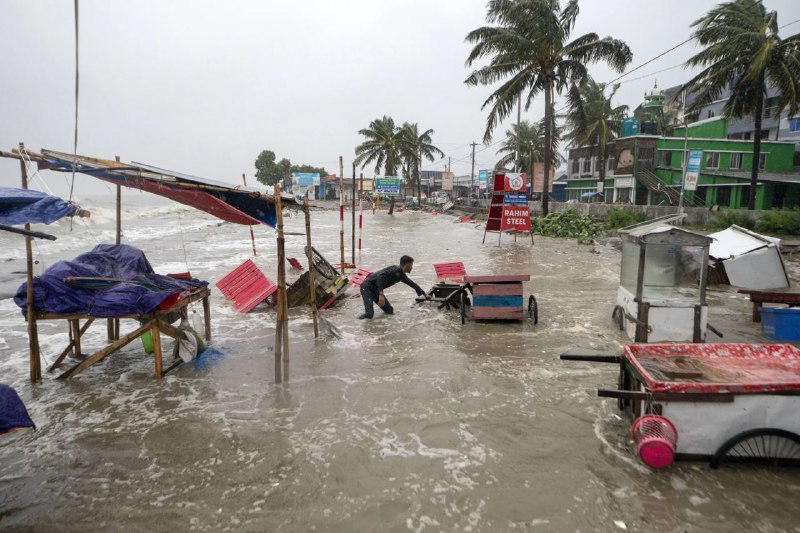 气旋风暴“雷马尔”26日晚间登陆，强风和大雨袭击了孟加拉国和印度沿海地区，一些树木被强风连根拔起，数百万人断电