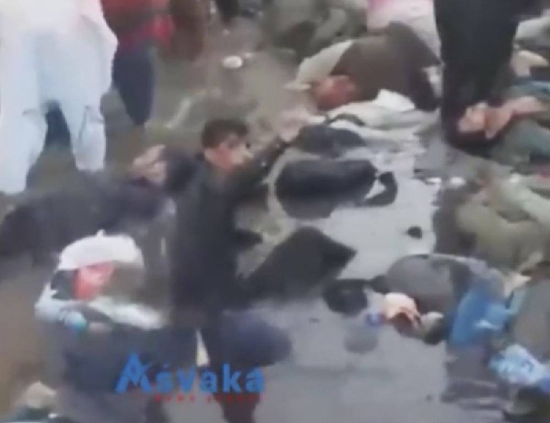周四，两名自杀式炸弹袭击者和持枪歹徒袭击了涌向喀布尔机场的阿富汗人
