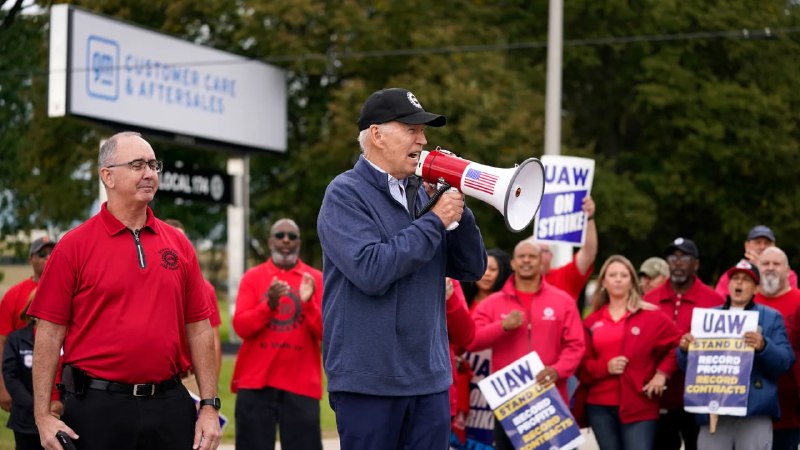 美国总统拜登9月26日加入美国汽车工人联合会（UAW）的罢工纠察线