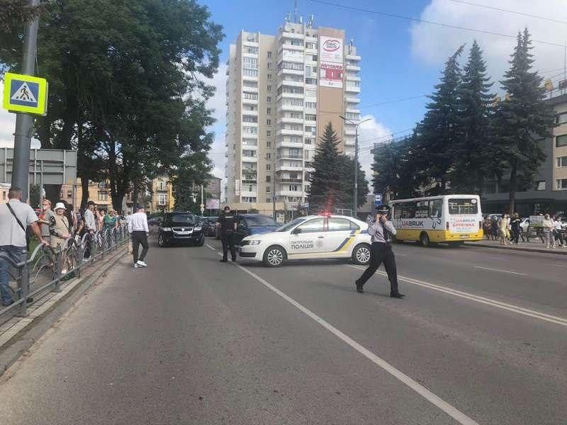 当地时间今天，据乌克兰卢茨克市当地警方消息，一名男子在市中心劫持一辆公交汽车，将车上20名乘客劫为人质