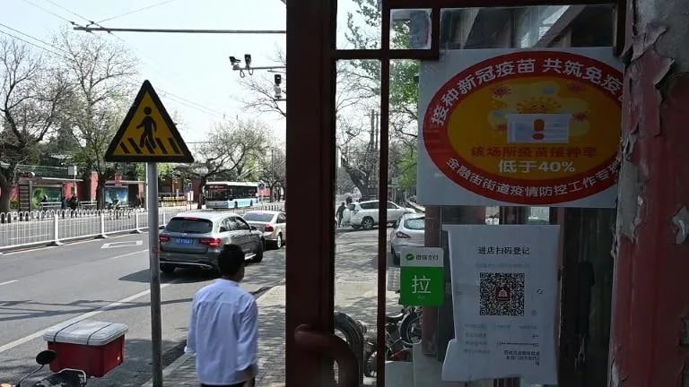 由于中国很大程度上控制住了新型肺炎疫情，多数民众认为自己不再面临感染病毒的风险而在报名疫苗接种上行动迟缓