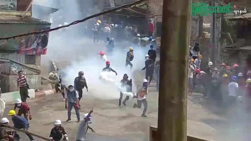 周日，缅甸安全部队镇压继续，部分工厂被纵火