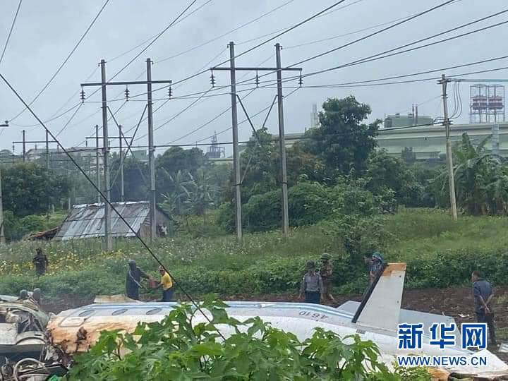 据缅甸曼德勒省消防部门消息，一架载有16名乘客的军用飞机10日上午在缅甸中部曼德勒省彬乌伦市降落时坠毁，造成至少12人死亡