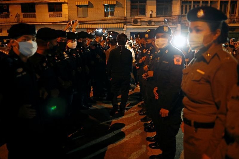 周日，上万名泰国抗议者在首都曼谷集会，他们高呼“推翻独裁统治”和“国家属于人民”的口号，这是自2014年政变以来迄今规模最大的反政府示威活动