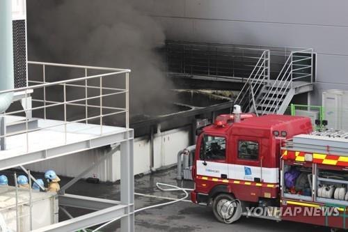 韩国龙仁市一配送中心21日上午发生火灾，造成5人死亡，8人受伤，其中1人伤势严重