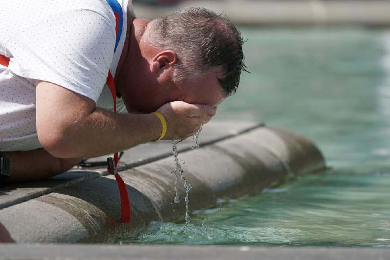 英国周二打破了有史以来最高气温纪录，与此同时欧洲大片地区都处于热浪的灼烧之中