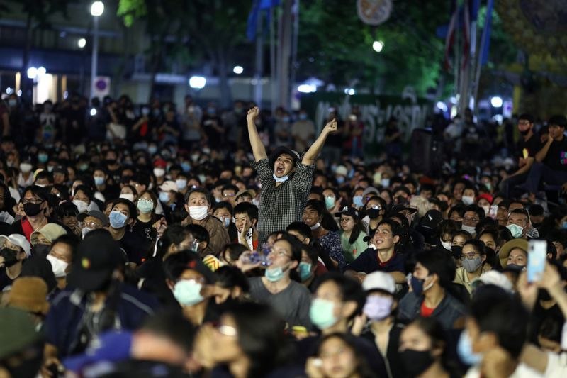 周日，上万名泰国抗议者在首都曼谷集会，他们高呼“推翻独裁统治”和“国家属于人民”的口号，这是自2014年政变以来迄今规模最大的反政府示威活动