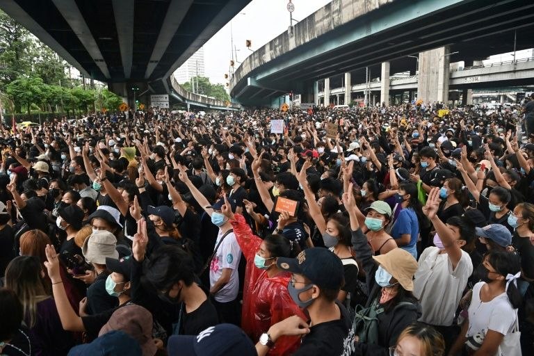 周六，数千名泰国亲民主抗议者聚集在首都曼谷的多个地点，连续第三天无视禁止集会的紧急法令