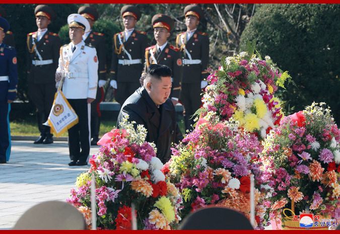 朝鲜最高领导人金正恩参谒位于平安南道桧仓郡的中国人民志愿军烈士陵园，向烈士表示崇高敬意，金正恩还于21日向友谊塔送花篮，纪念中国人民志愿军赴朝参战70周年