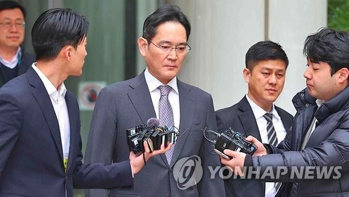 首尔中央地方法院5日对三星电子会长李在镕不当合并与会计造假案做出一审判决，宣判其无罪