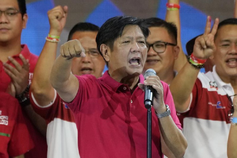 菲律宾联邦党候选人费迪南德·罗穆亚尔德斯·马科斯（小马科斯）在9日举行的总统选举中以明显优势获胜