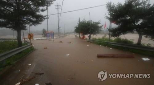 韩国庆尚北道、忠清南道等地近日连降暴雨，山体滑坡造成房屋被毁，还有车辆被淹