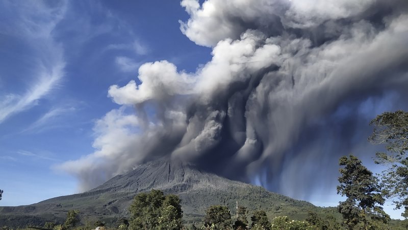 23日上午，印度尼西亚锡纳朋火山喷发，向空中喷射了高度超过一千米的烟雾和火山灰