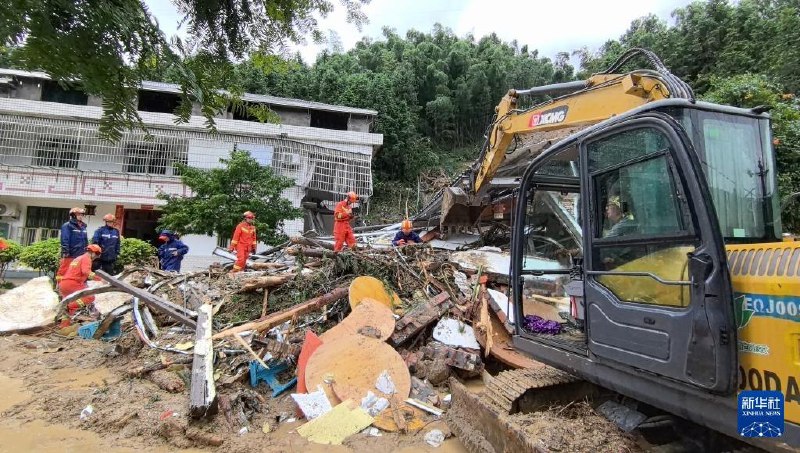 湖南衡阳南岳区28日8时许因山洪引发山体滑坡，寿岳乡岳林村一民房被冲倒
