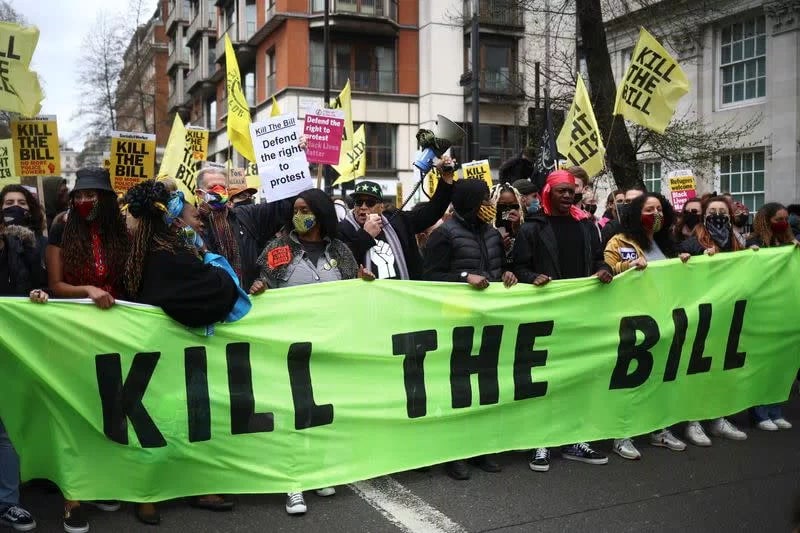 周六，英国数千名抗议者参加“杀死法案（kill the bill）”集会，抗议一项拟议中的法律