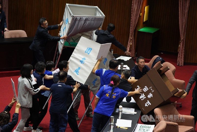 国民党立委占据主席台3天，昨天遭民进党立委强力清场，立法院会今天将进行监察院人事同意权案投票，上午9时会议开始前，国民党立委要求停止投票，会议开始后，则将议场中央的圈票处、票匦推倒移走，与民进党立委爆发拉扯