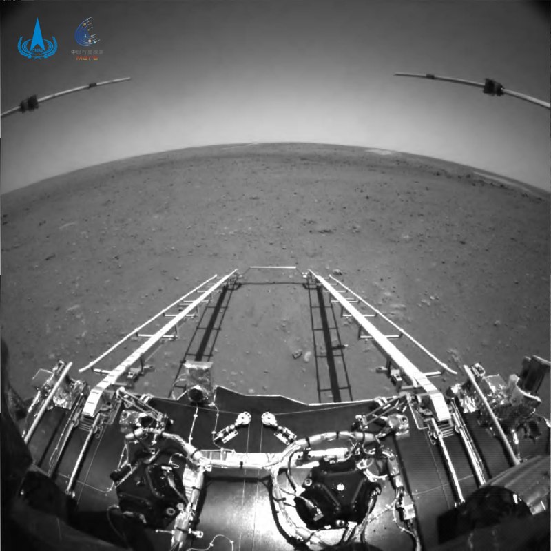 5月19日，中国国家航天局发布中国首次火星探测天问一号任务探测器着陆过程两器分离和着陆后火星车拍摄的影像