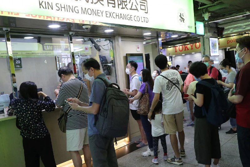 香港财政司司长陈茂波周一表示，香港不会改变联系汇率