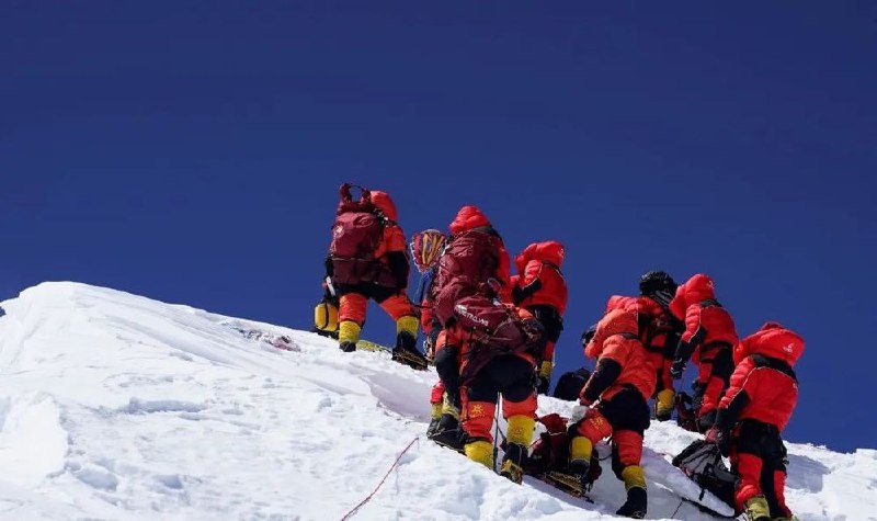 27日13时30分，2020珠峰高程测量登山队8名队员完成峰顶测量任务，开始下撤