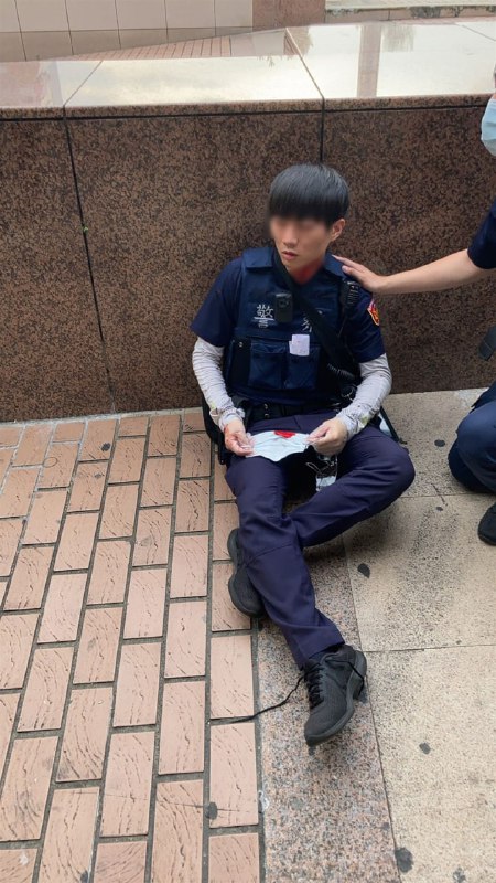 台北市警方今天获报，台北车站附近有人未戴口罩，派2名员警到场盘查一名男子，查出男子为通缉犯，过程中，男子持刀挥舞，导致员警脖子及手受伤，男子已被带回警局侦办
